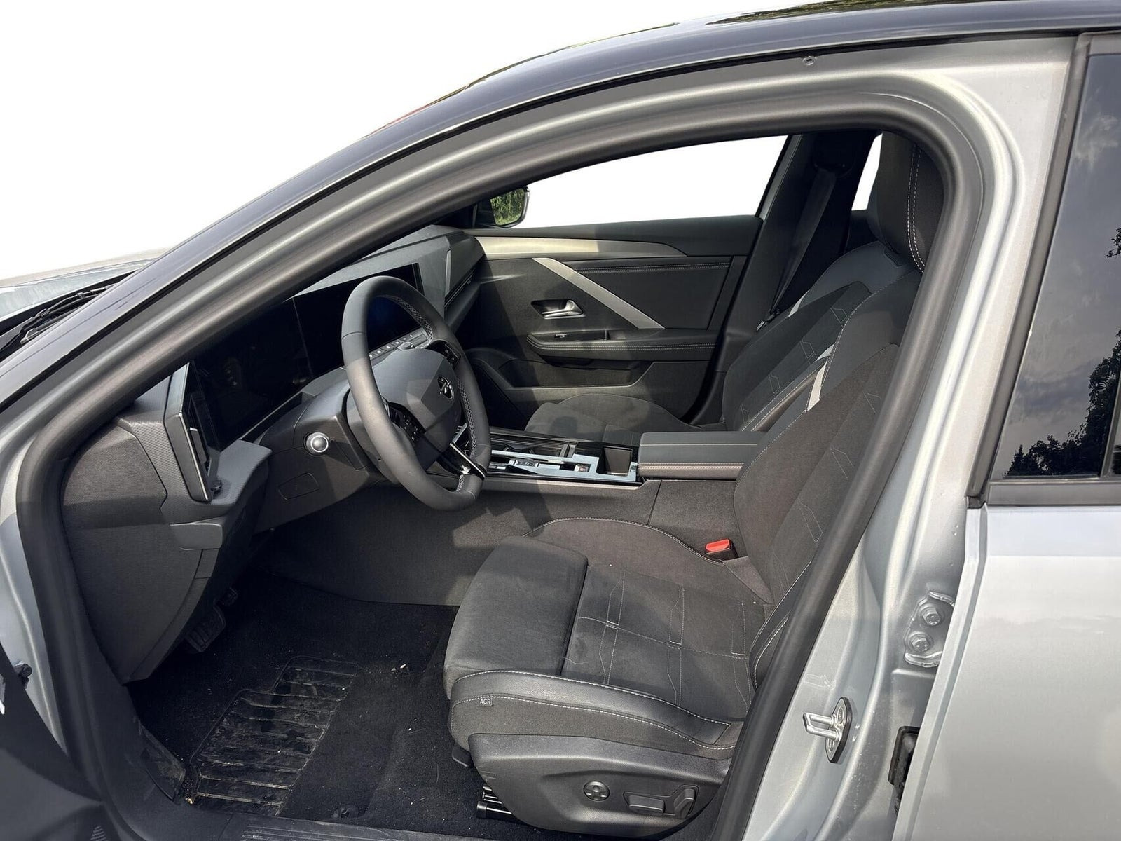 Sølv Opel Astra-e fra 2024
