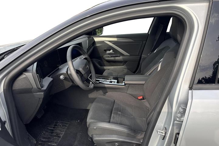 Sølv Opel Astra-e fra 2024