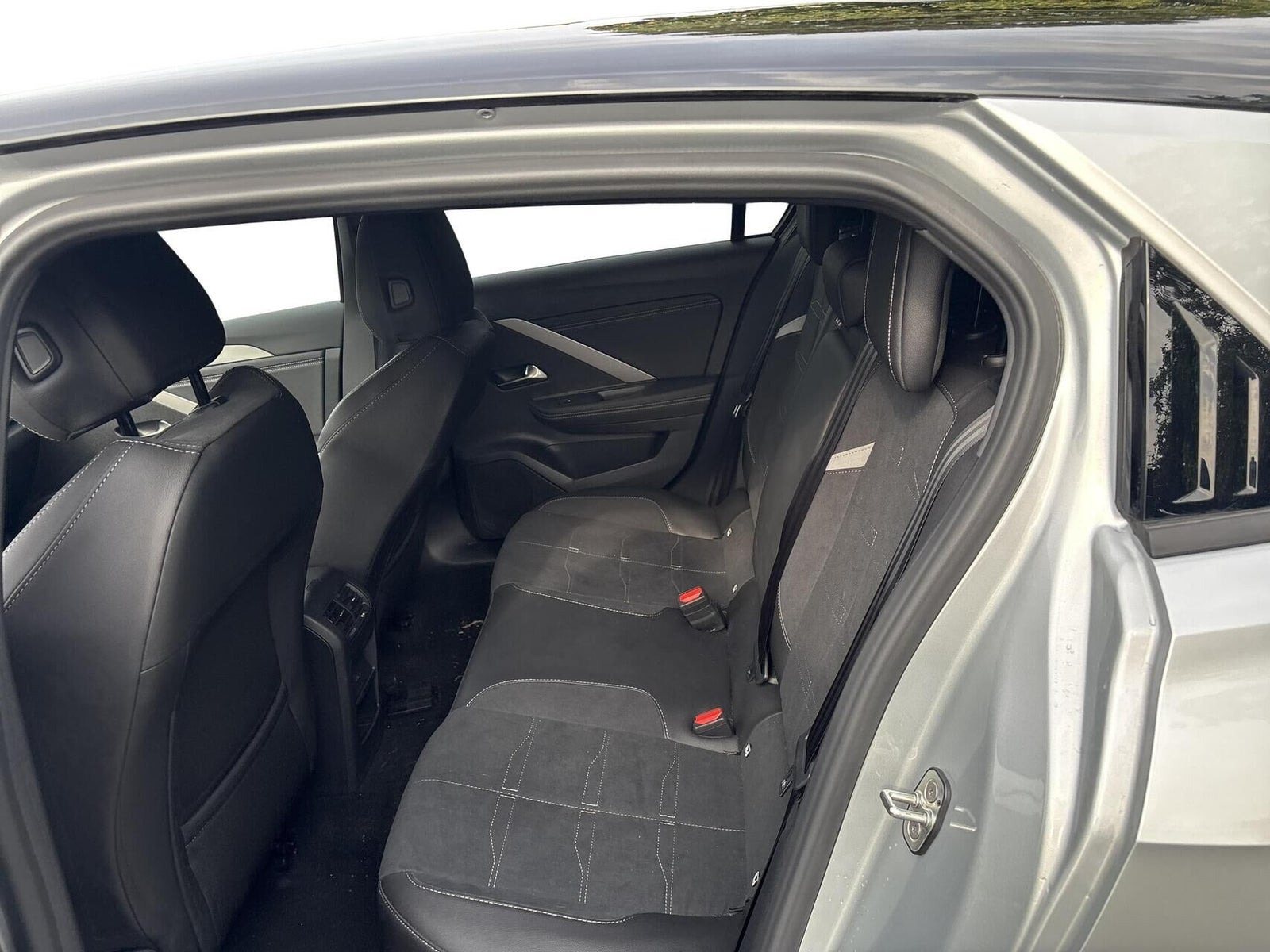 Sølv Opel Astra-e fra 2024