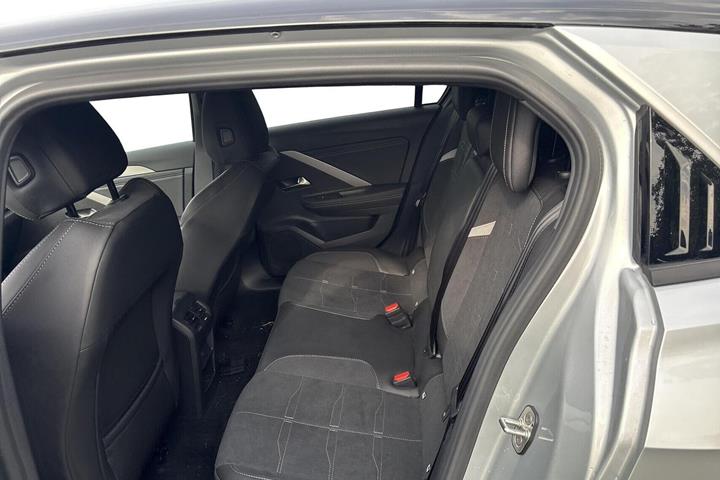 Sølv Opel Astra-e fra 2024