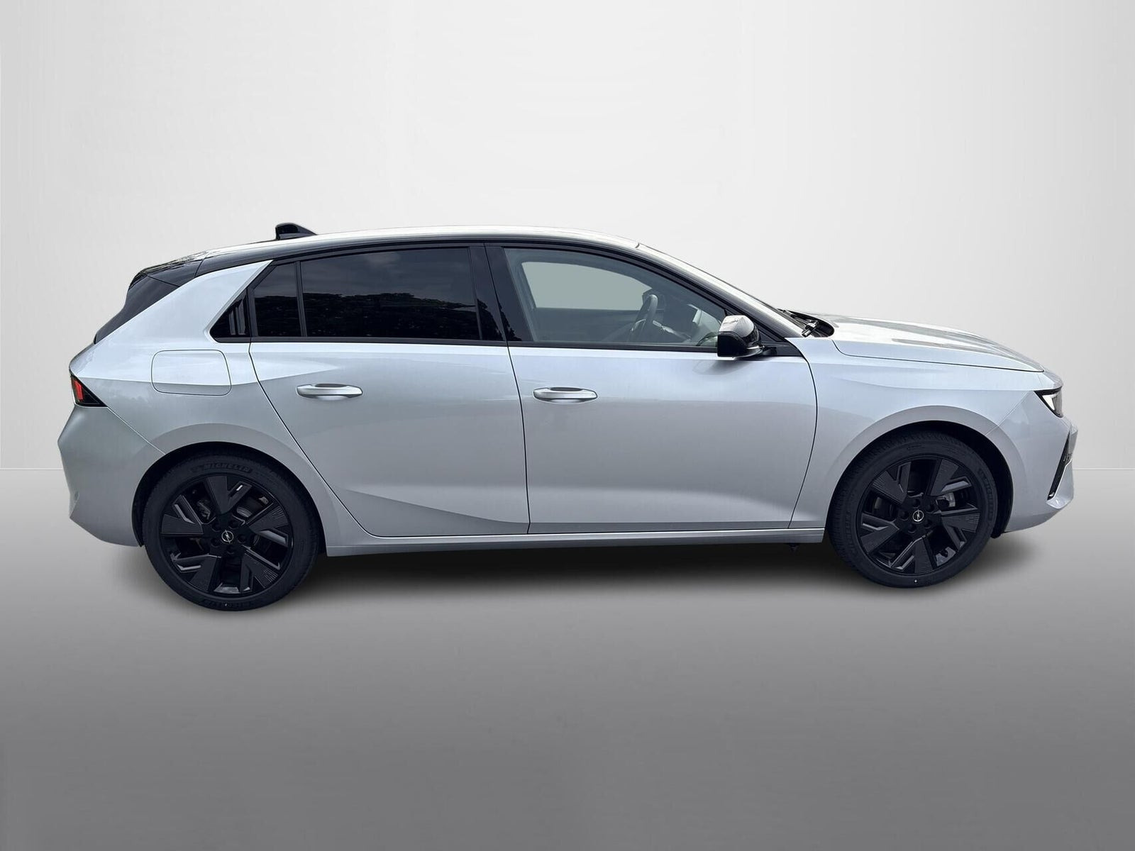 Sølv Opel Astra-e fra 2024
