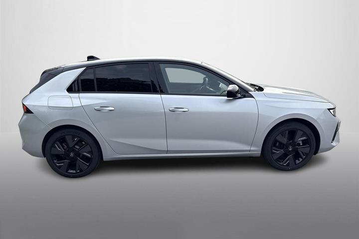 Sølv Opel Astra-e fra 2024