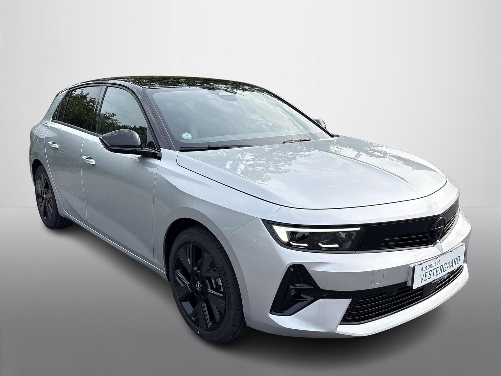 Sølv Opel Astra-e fra 2024