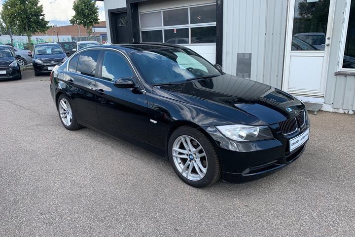 Sort BMW 320i fra 2006