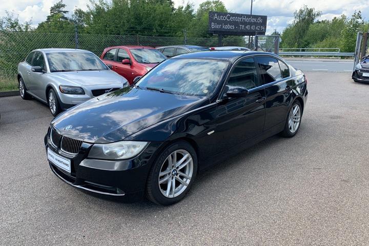 Sort BMW 320i fra 2006