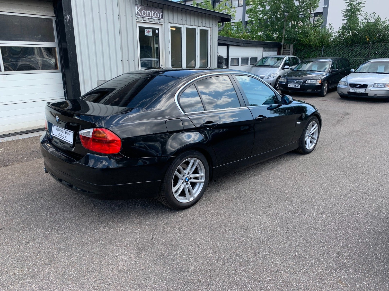 Sort BMW 320i fra 2006