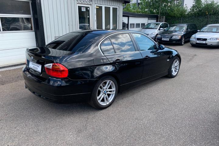 Sort BMW 320i fra 2006
