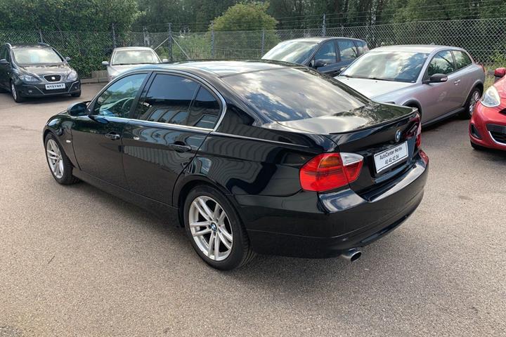 Sort BMW 320i fra 2006