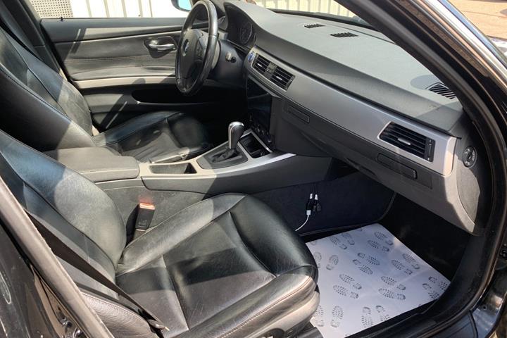 Sort BMW 320i fra 2006