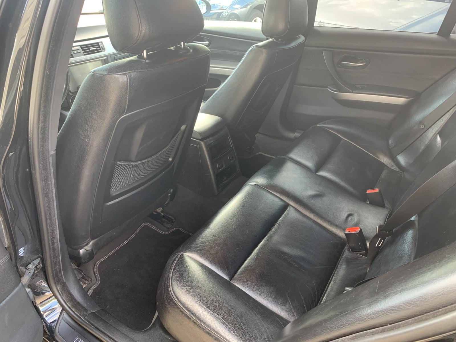 Sort BMW 320i fra 2006