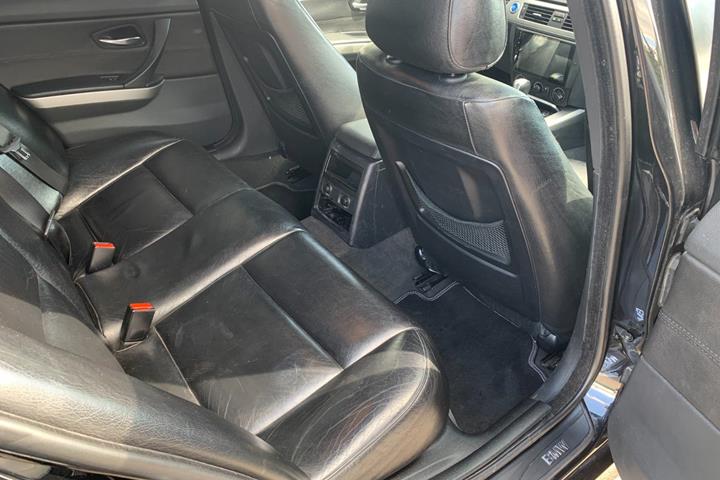 Sort BMW 320i fra 2006