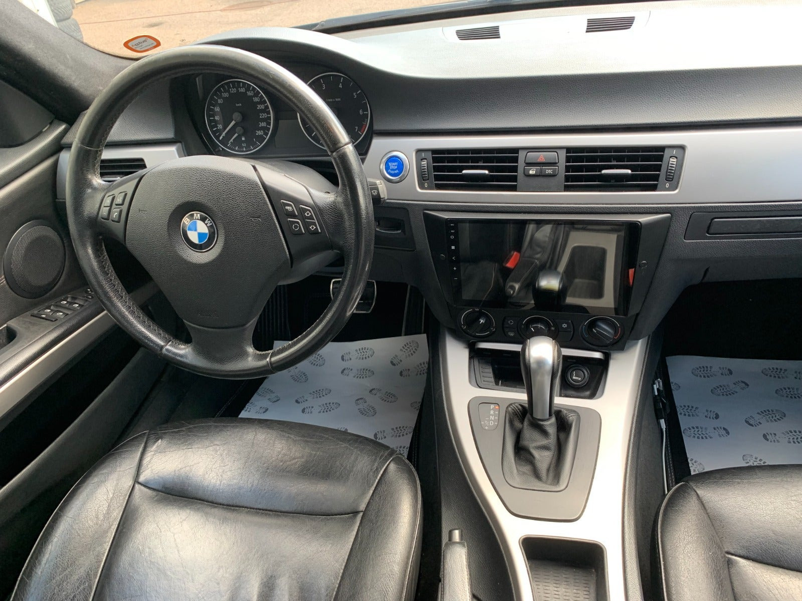 Sort BMW 320i fra 2006