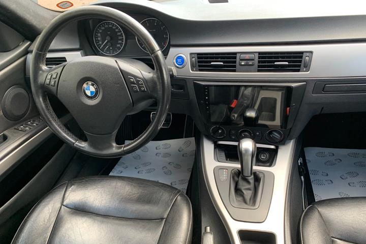 Sort BMW 320i fra 2006