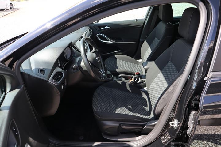 Sort Opel Astra fra 2017