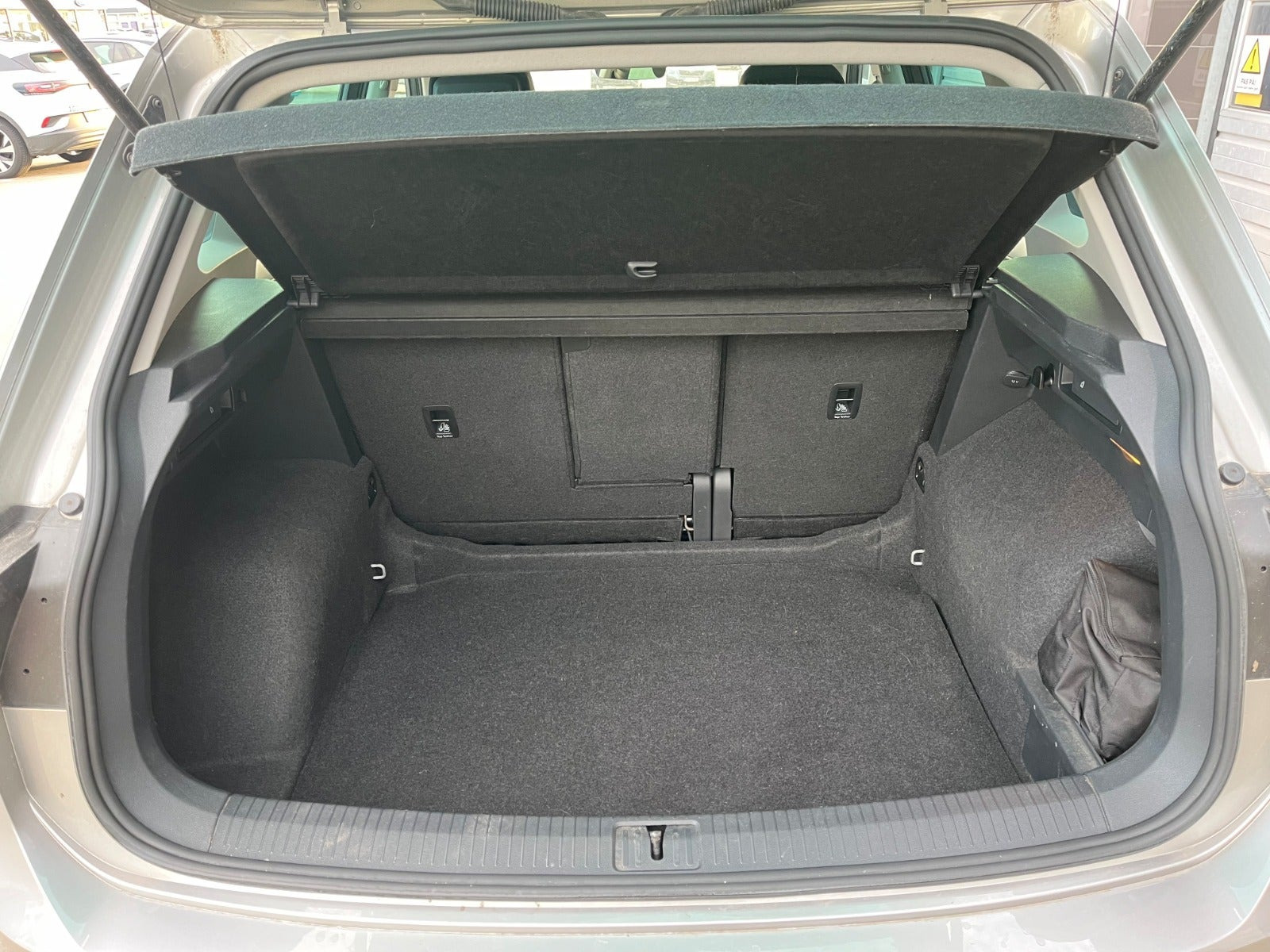 Grå VW Tiguan fra 2017