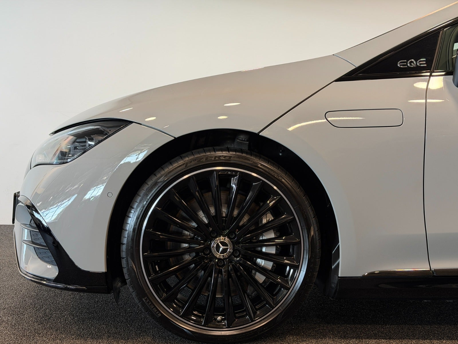 Grå Mercedes EQE350 fra 2023