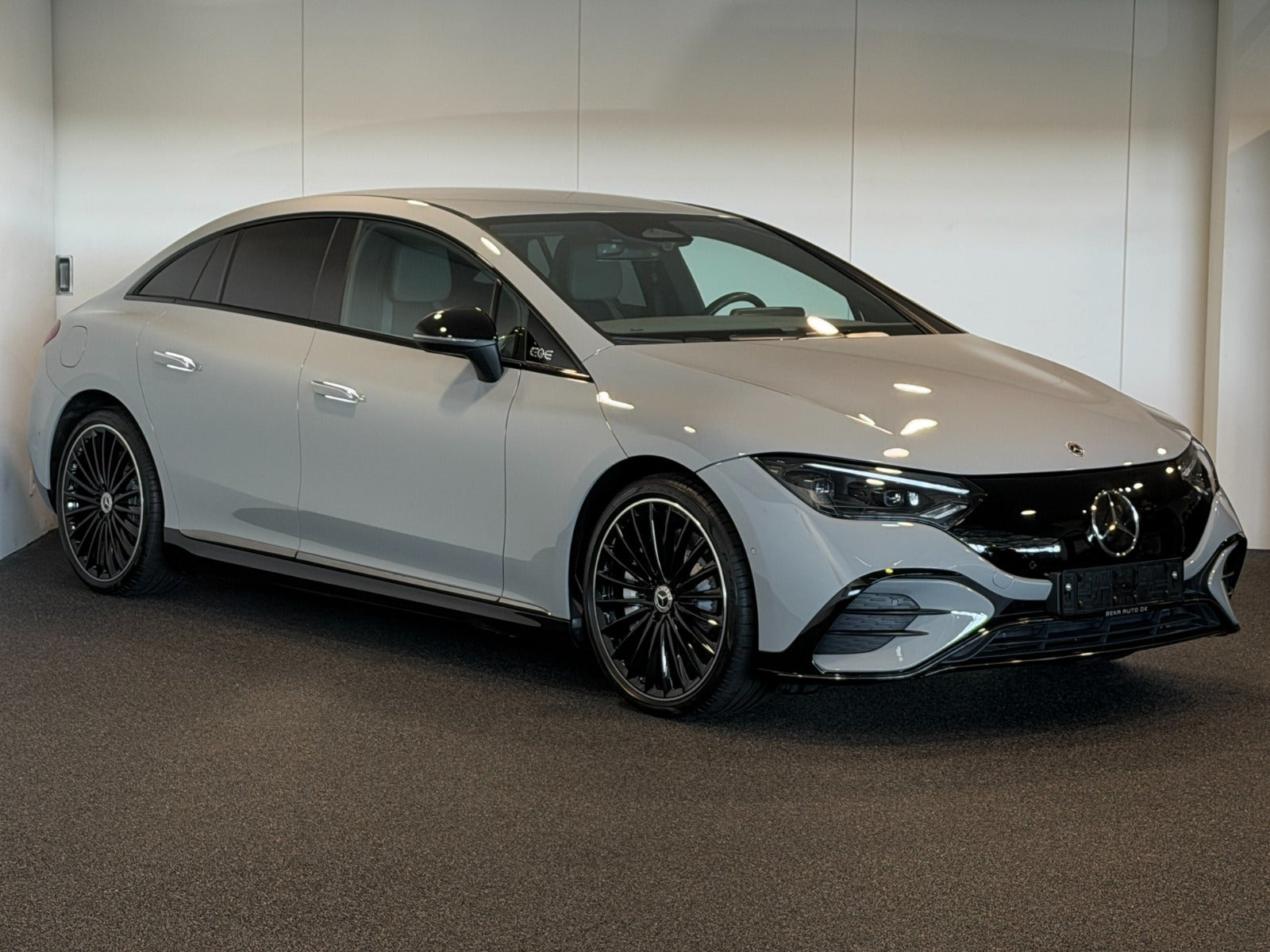 Grå Mercedes EQE350 fra 2023