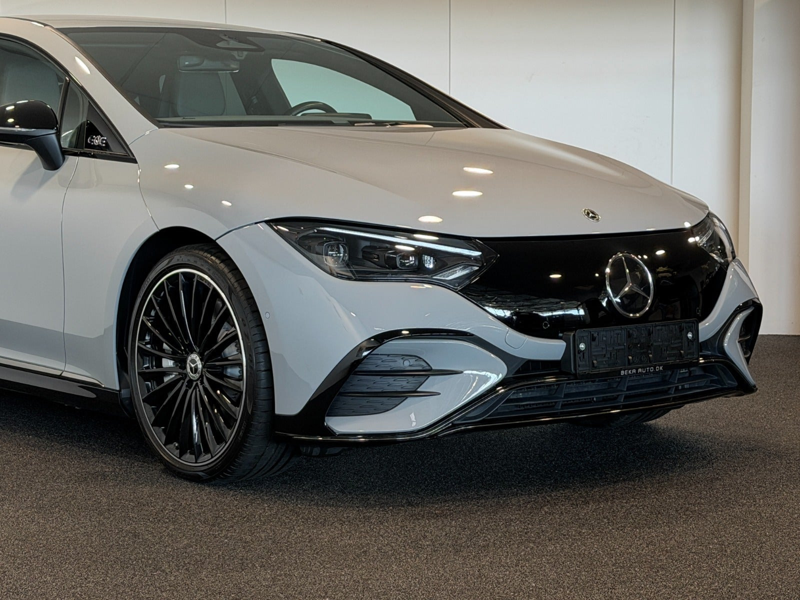 Grå Mercedes EQE350 fra 2023