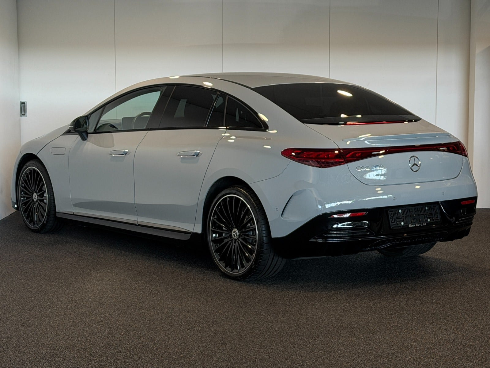 Grå Mercedes EQE350 fra 2023