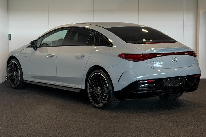 Grå Mercedes EQE350 fra 2023