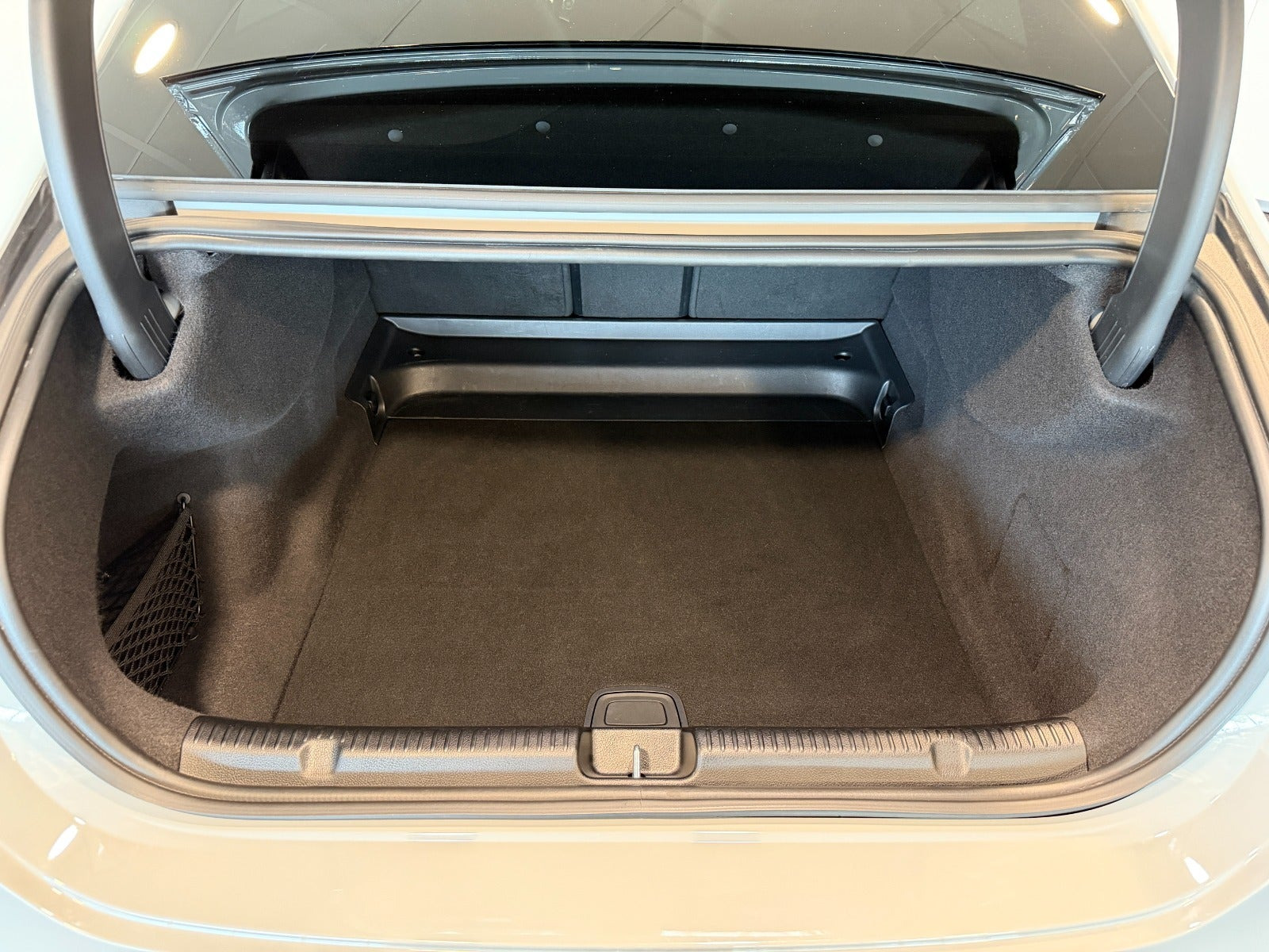 Grå Mercedes EQE350 fra 2023