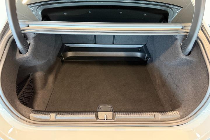 Grå Mercedes EQE350 fra 2023