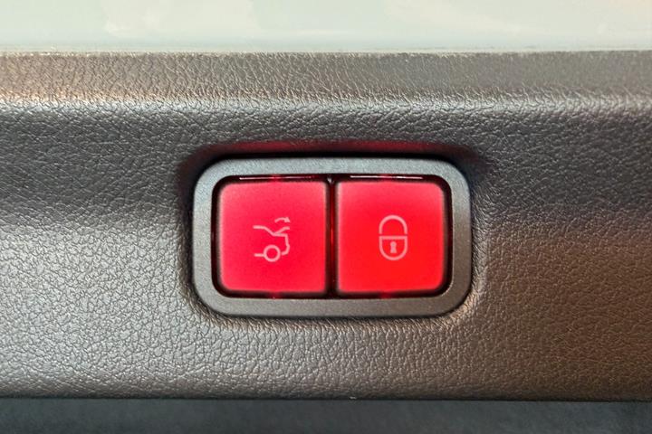 Grå Mercedes EQE350 fra 2023