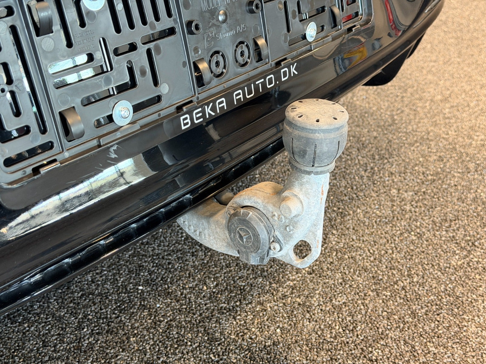 Grå Mercedes EQE350 fra 2023