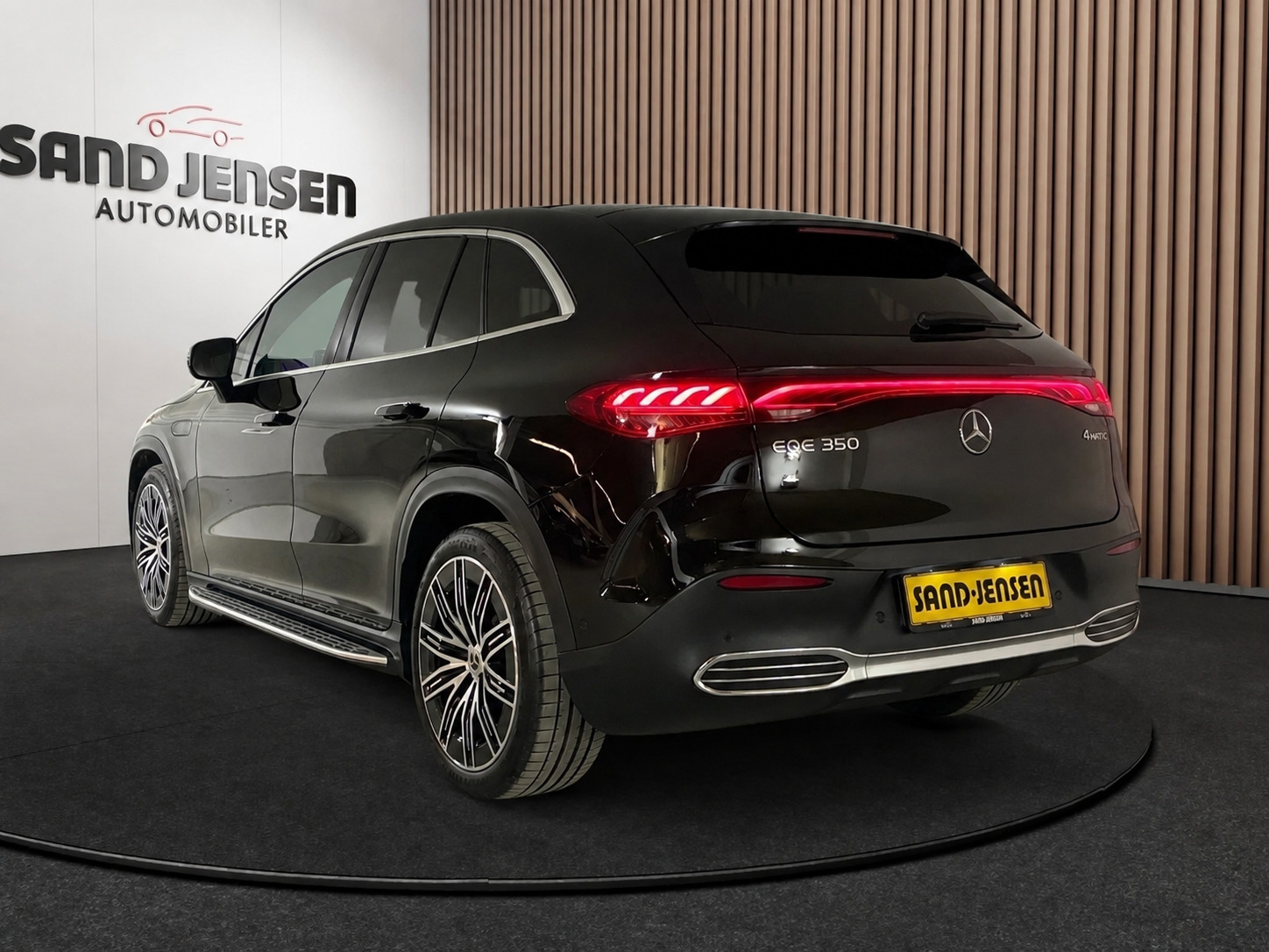 Sort Mercedes EQE350 SUV fra 2025