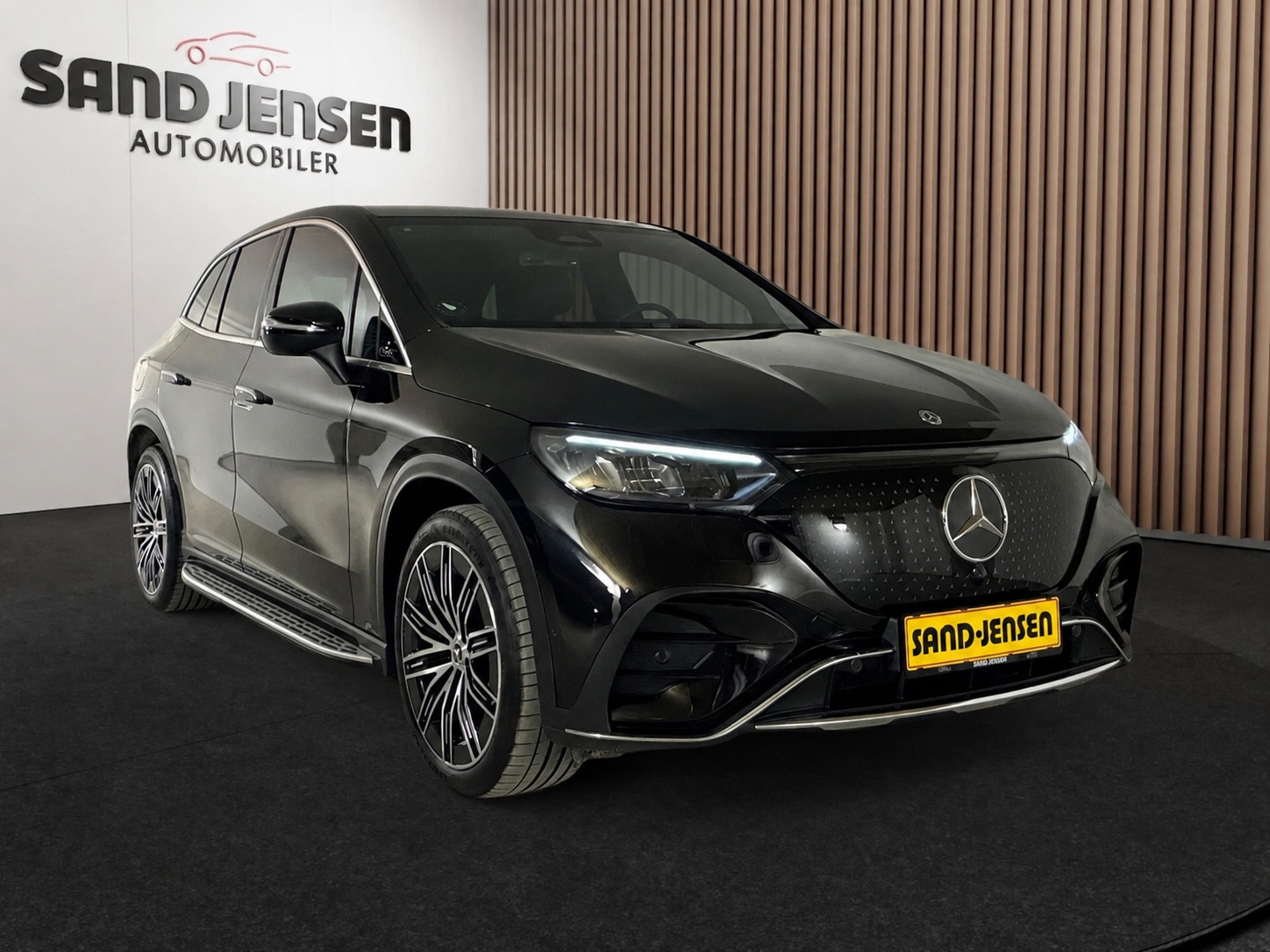 Sort Mercedes EQE350 SUV fra 2025