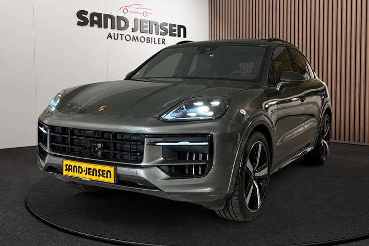 Grå Porsche Cayenne fra 2025 set udefra