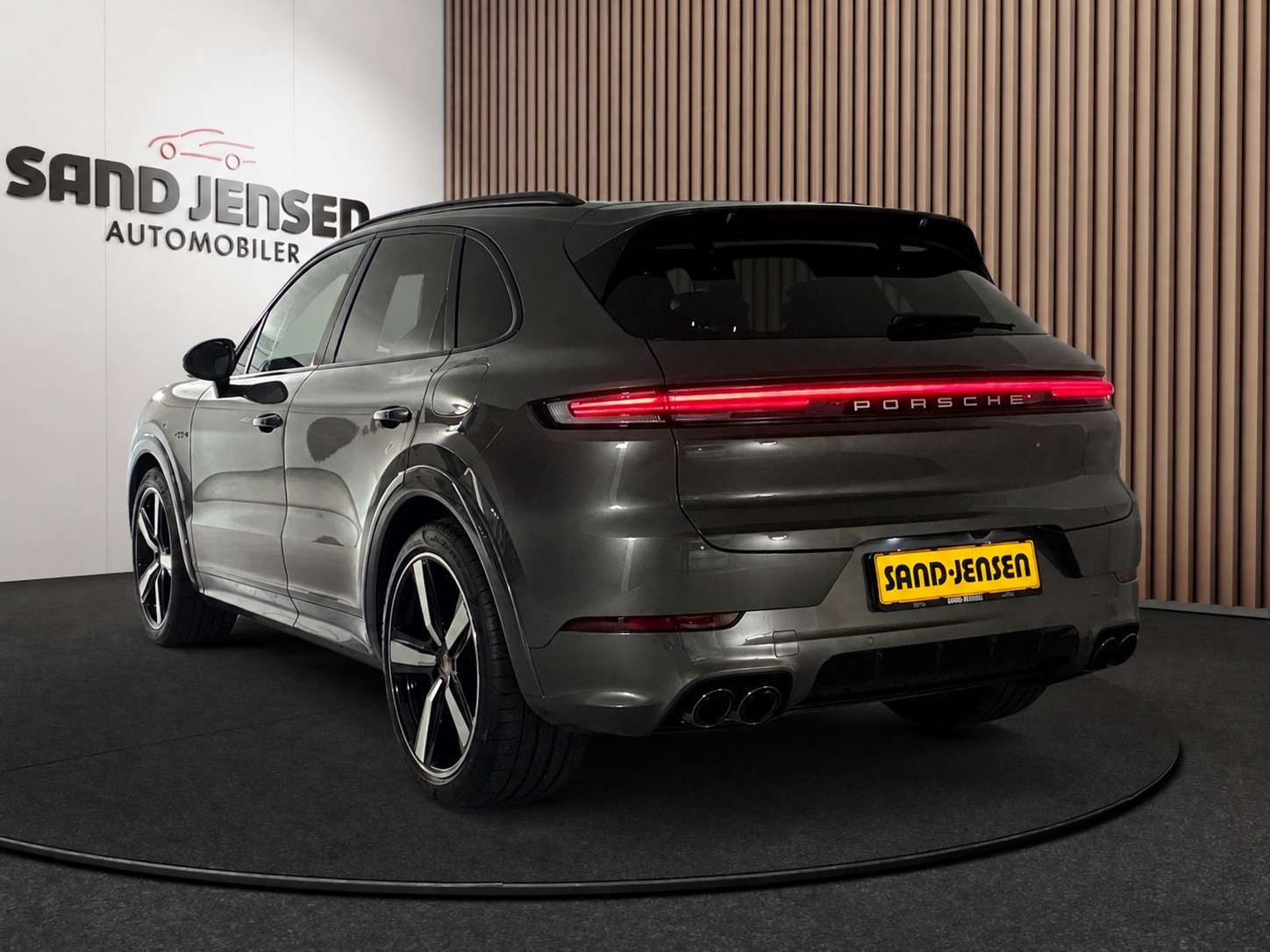 Grå Porsche Cayenne fra 2025