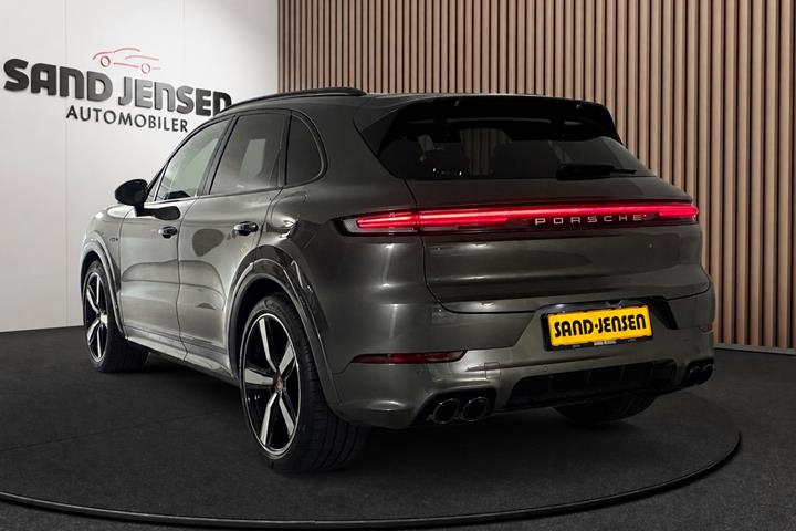 Grå Porsche Cayenne fra 2025