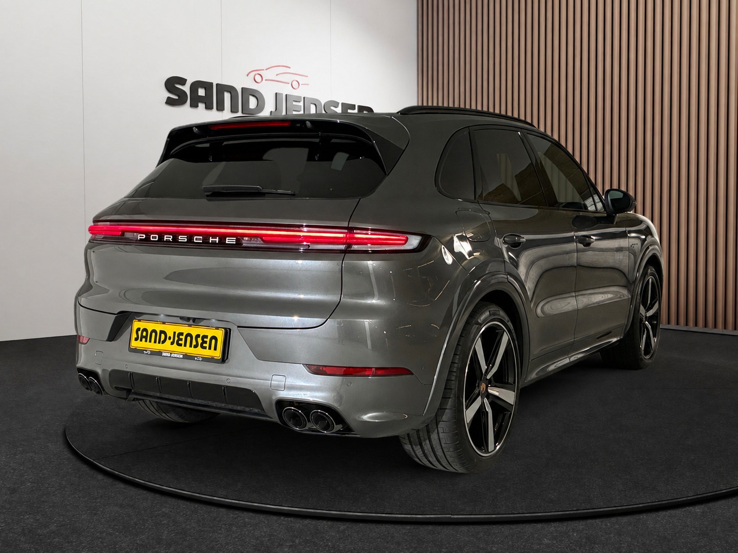 Grå Porsche Cayenne fra 2025