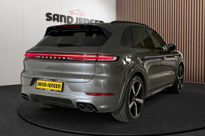 Grå Porsche Cayenne fra 2025