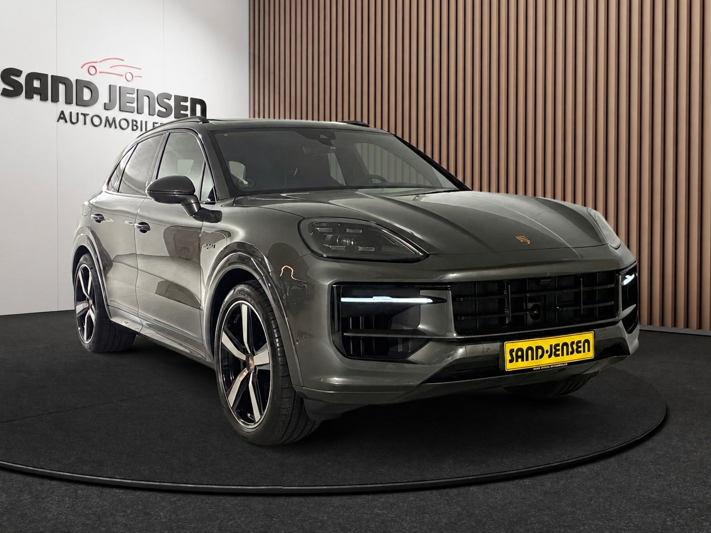 Grå Porsche Cayenne fra 2025