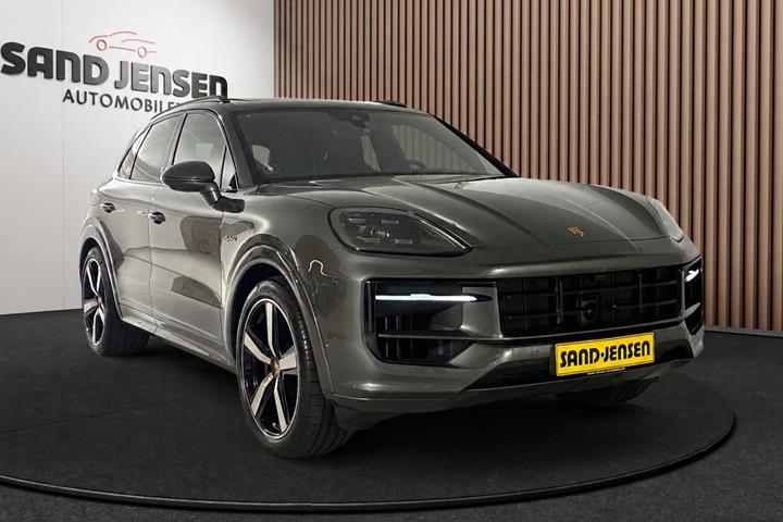 Grå Porsche Cayenne fra 2025