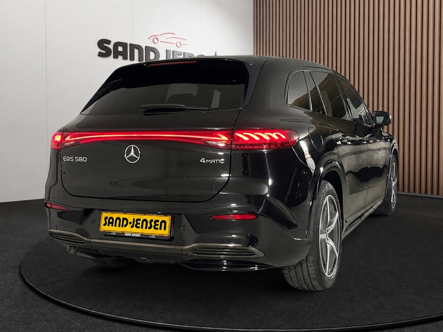 Sort Mercedes EQS580 SUV fra 2024
