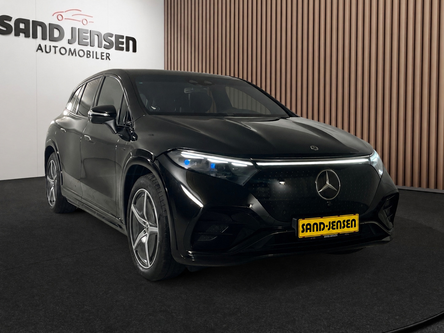 Sort Mercedes EQS580 SUV fra 2024