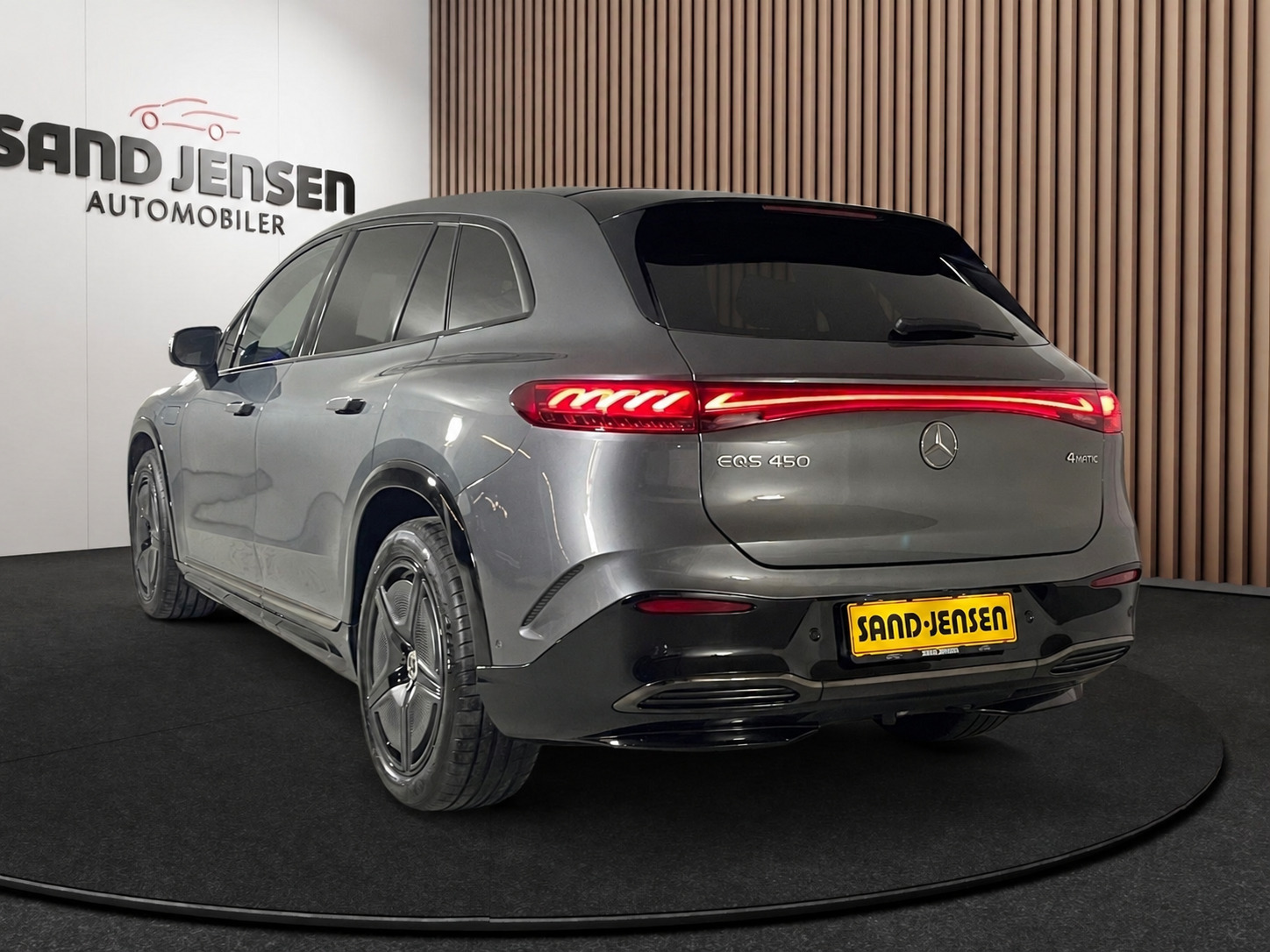 Grå Mercedes EQS450 SUV fra 2023