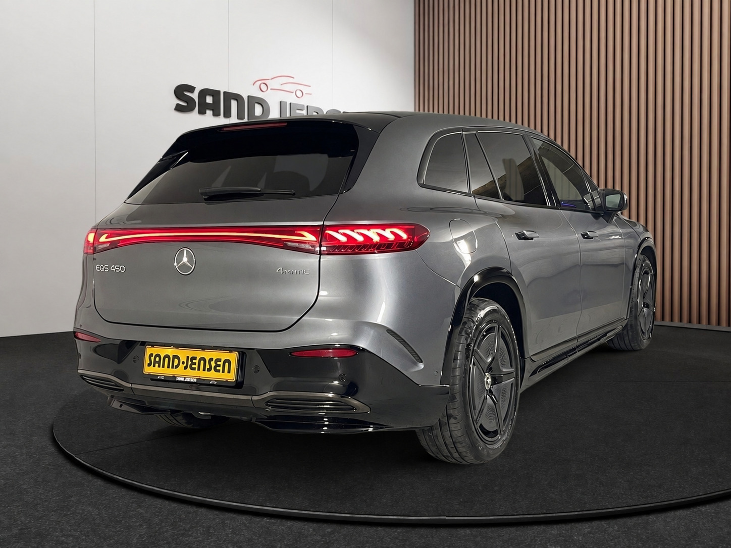 Grå Mercedes EQS450 SUV fra 2023