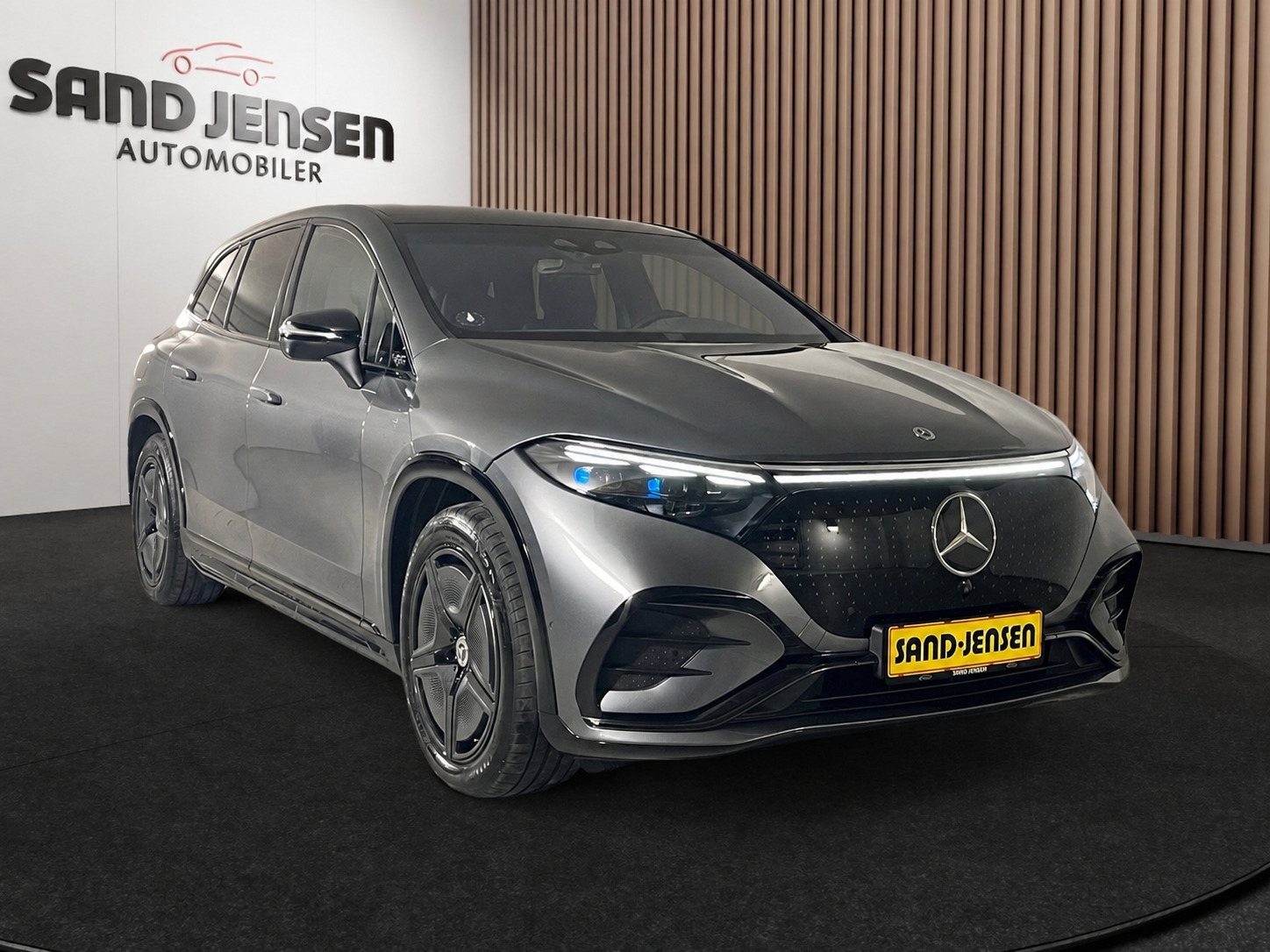 Grå Mercedes EQS450 SUV fra 2023