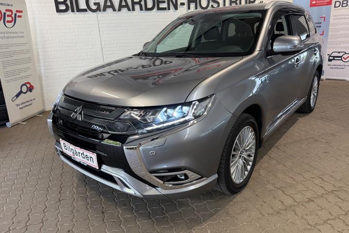 Sølv Mitsubishi Outlander fra 2020 set udefra