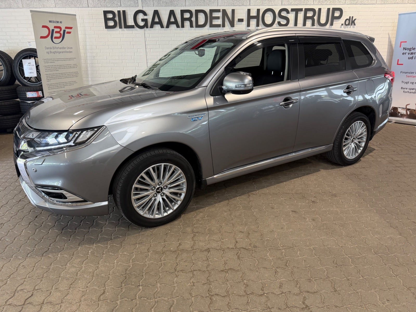 Sølv Mitsubishi Outlander fra 2020