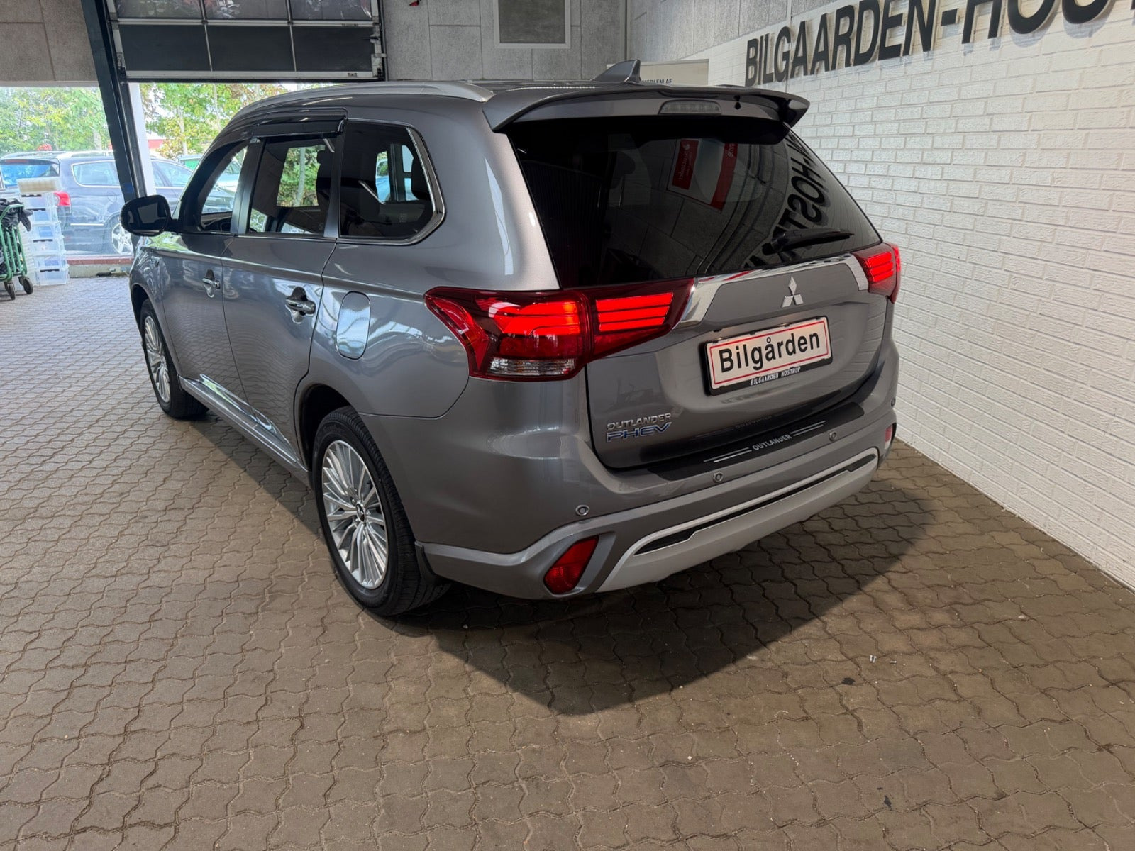 Sølv Mitsubishi Outlander fra 2020