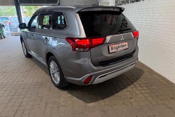 Sølv Mitsubishi Outlander fra 2020