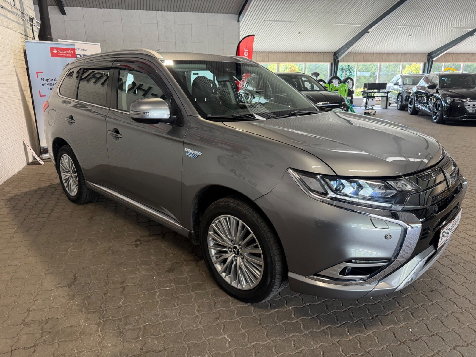 Sølv Mitsubishi Outlander fra 2020