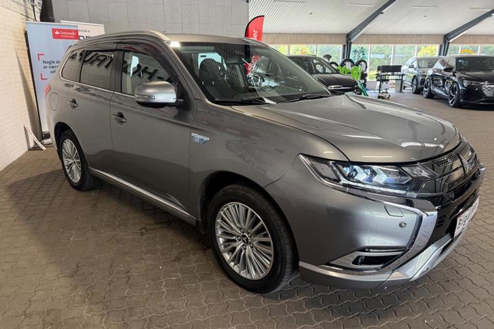 Sølv Mitsubishi Outlander fra 2020