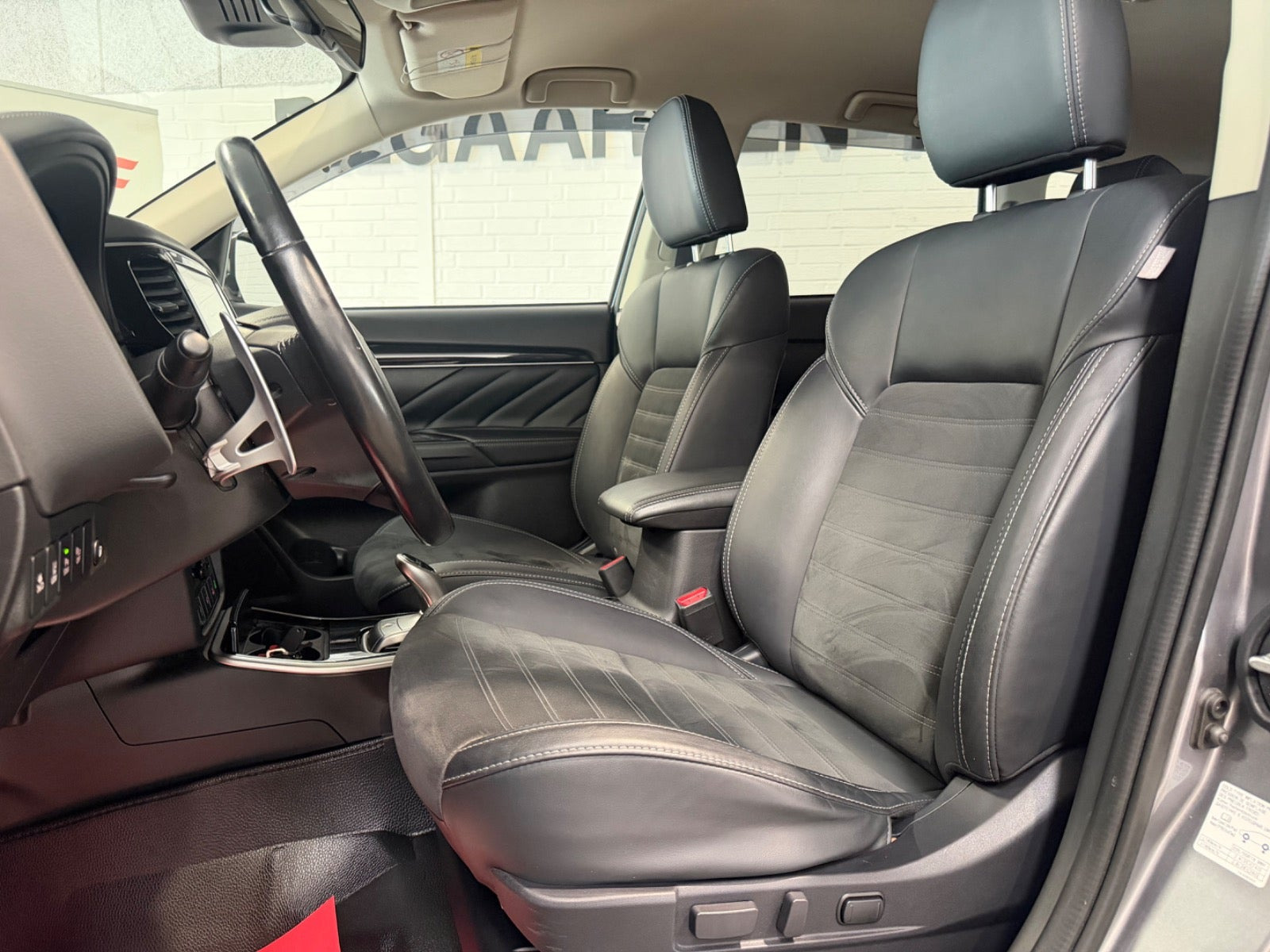 Sølv Mitsubishi Outlander fra 2020