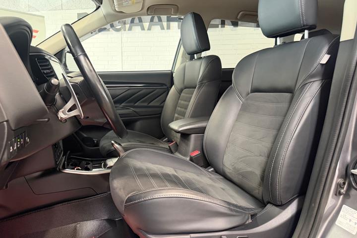 Sølv Mitsubishi Outlander fra 2020